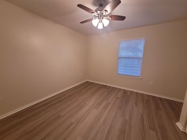 Building Photo - 2 Bed | 2 Bath 1,100 Sq. Ft. Two Car Garag...