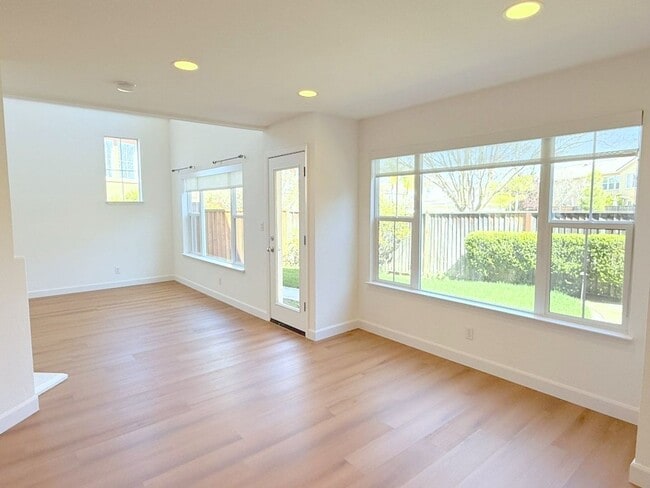 Building Photo - BEAUTIFUL BRIDGES END TOWNHSE, NEAR PARKS, GOLF COURSE, COYOTE CREEK ELEMENTARY !