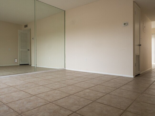 Building Photo - Summer Lakes-N Tamiami Trail