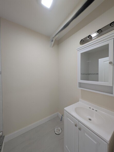 Building Photo - 5 Lowell Cir