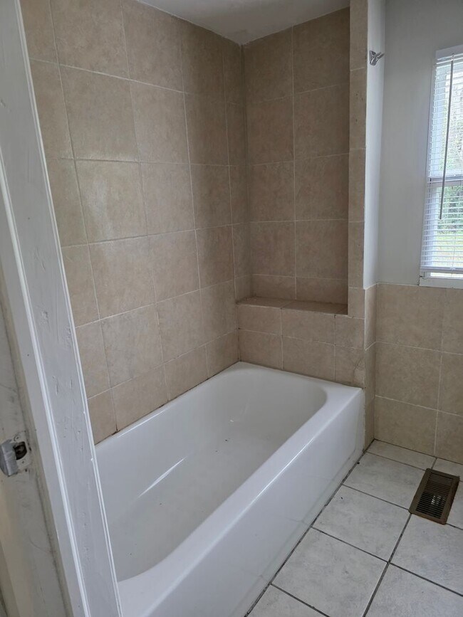 Building Photo - Spacious Downtown Monticello Home for rent