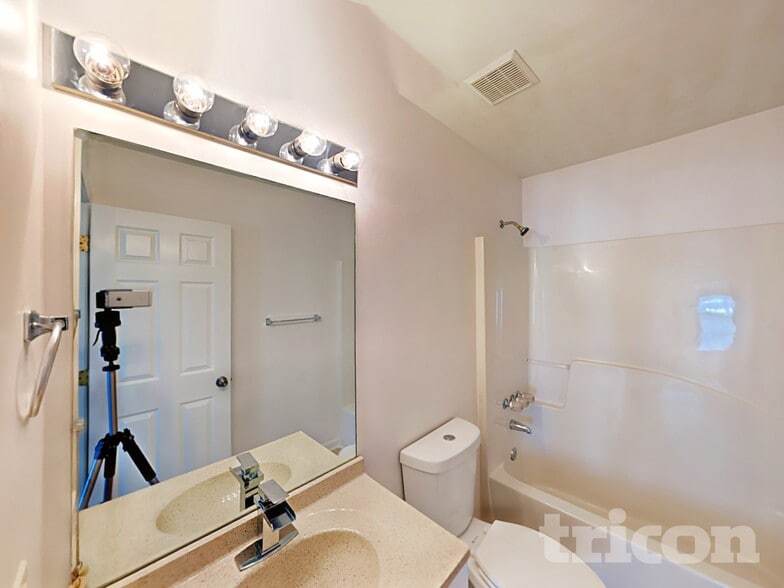 Building Photo - 244 Chastain Way