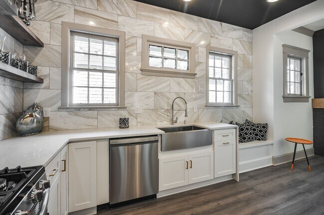 Building Photo - Beautifully Updated 1/1 w/ Bonus Room in M...