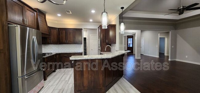 Building Photo - 3200 SW Hazelnut Ave