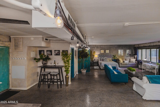 Building Photo - 353 E Thomas Rd