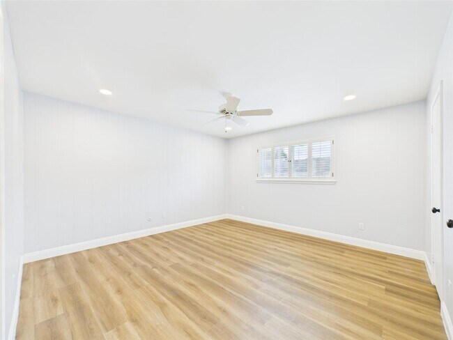 Building Photo - 10380 Briar Forest Dr