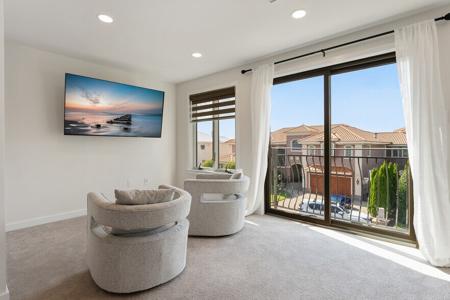 Building Photo - 7600 Bayshore Dr