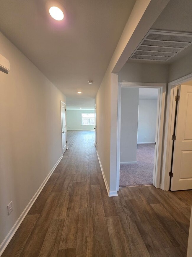 Building Photo - 3 BR 2 BA in Towne Pointe