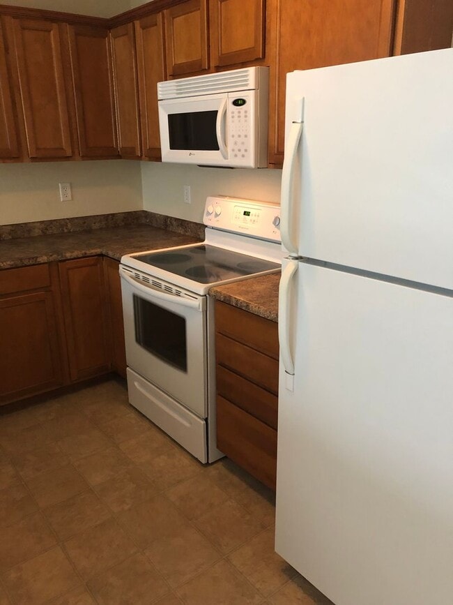 Building Photo - 2 Bedroom, 2.5 Bathroom Townhouse in White City