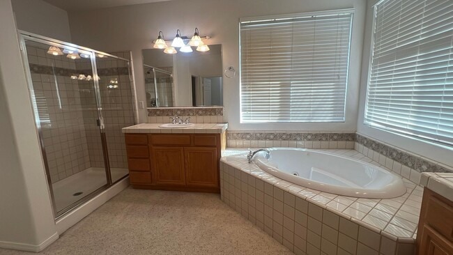 Building Photo - West Palmdale Home in Golf Course