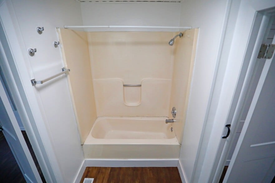 Building Photo - 3000 Rheinhardt Ave