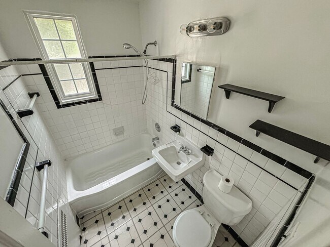 Building Photo - Charming 1 Bed 1 Bath Condo In Arlington Oaks