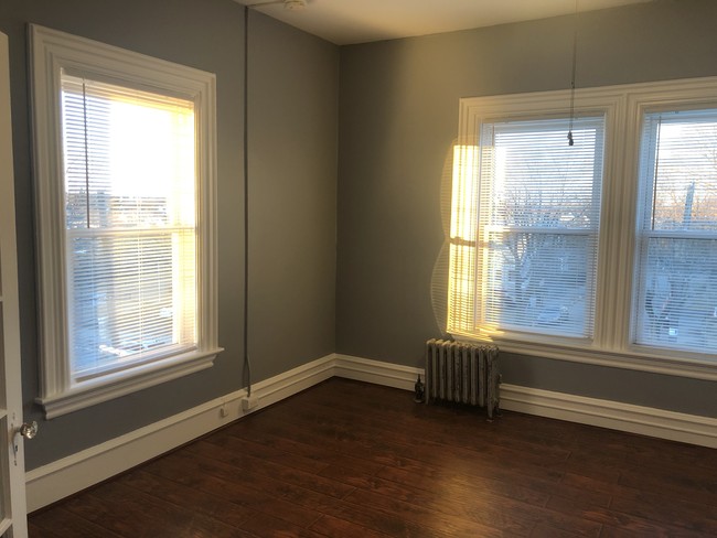 Building Photo - HUGE NEWLY RENOVATED 1BR IN HISTORIC HOME ...