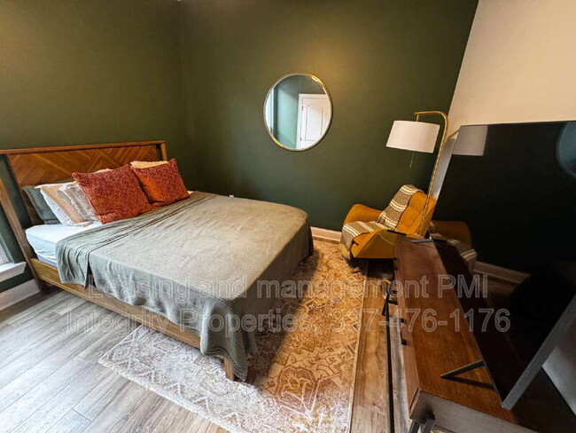 Building Photo - 200 Tennyson Dr