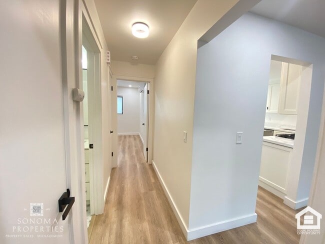 Building Photo - ***PRICE REDUCTION*** Modern Downstairs 2-...