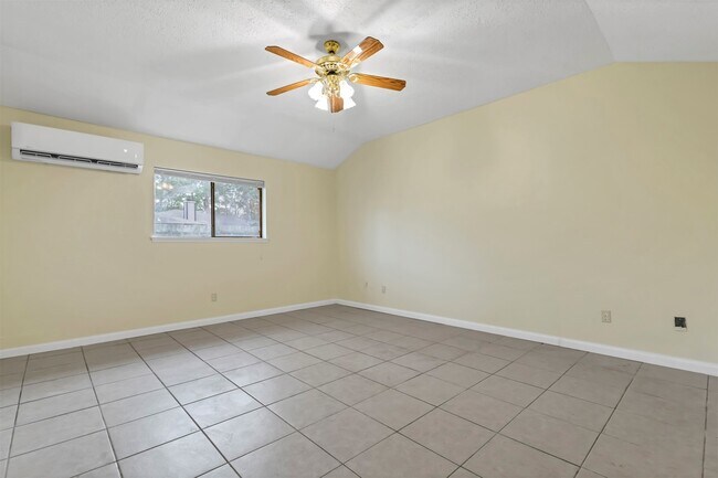 Building Photo - 9842 Pinehurst St