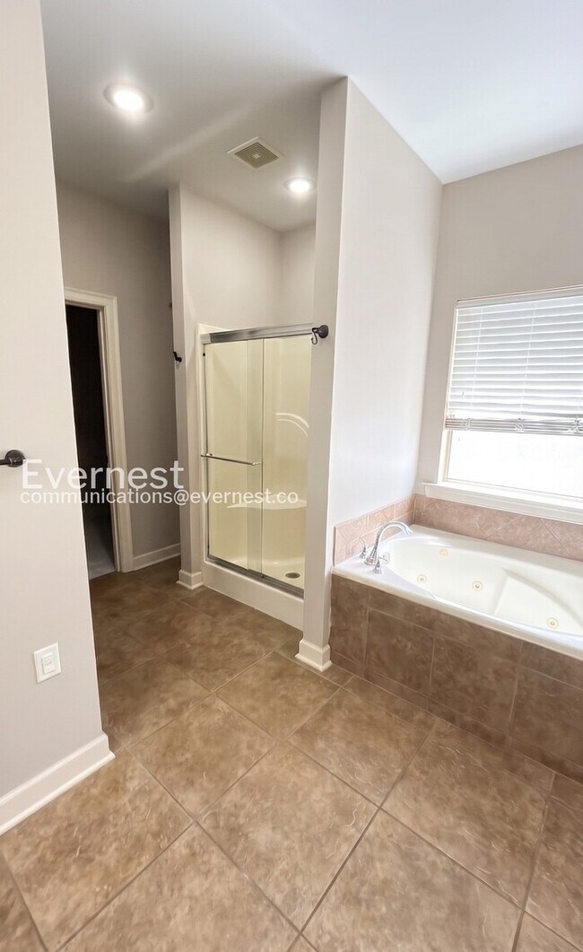 Building Photo - 2835 Plateau Dr