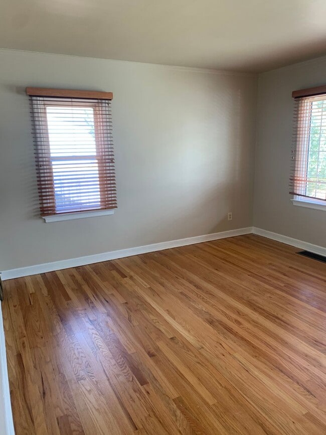 Building Photo - 2 BEDROOMS PLUS 2 BONUS ROOMS, 2 BATHROOM SINGLE FAMILY HOME WITH 1 CAR GARAGE