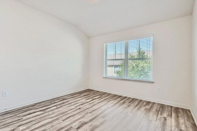 Building Photo - 1620 Bryant Dr