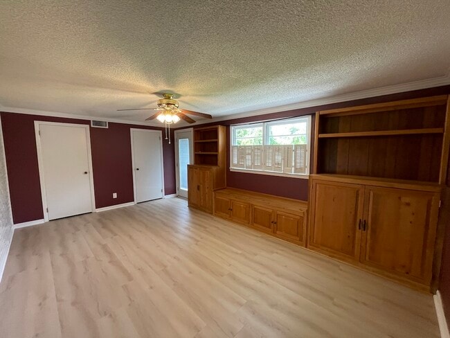 Building Photo - 2208 White Oak Dr