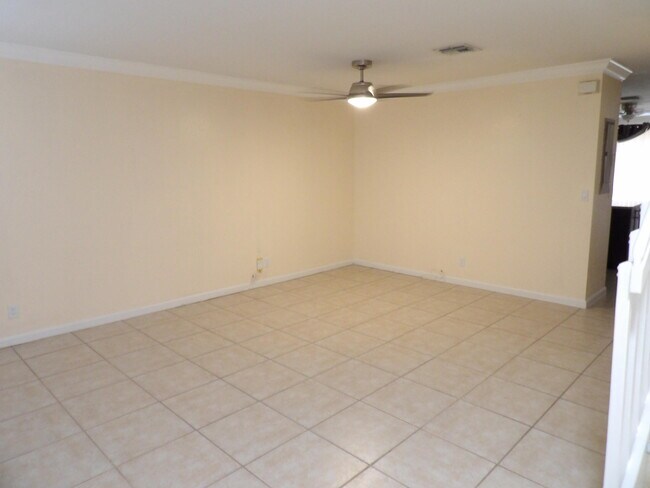Building Photo - 996 Summit Lake Dr