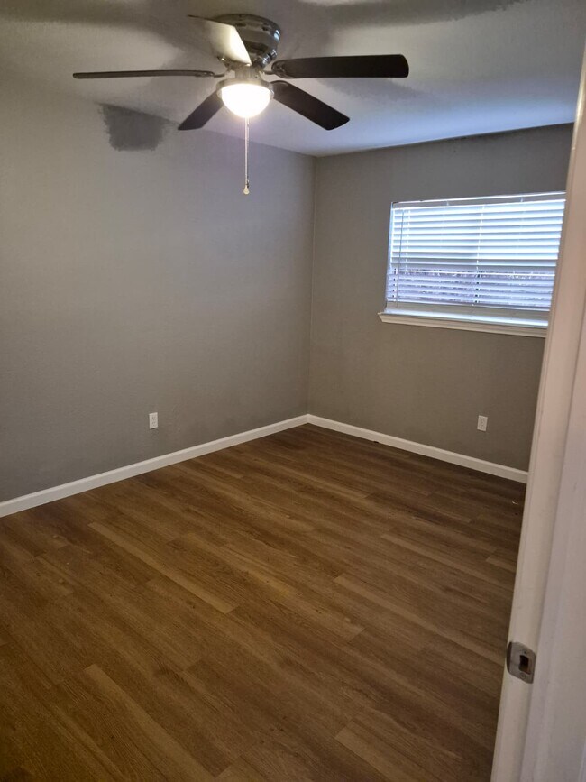 Building Photo - 15735 Munson Ln