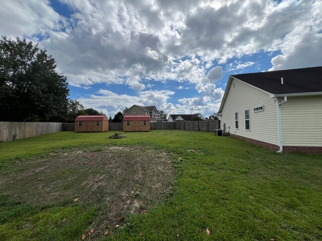 Building Photo - 4 Bed 2 Bath Raeford Home with Fenced Backyard