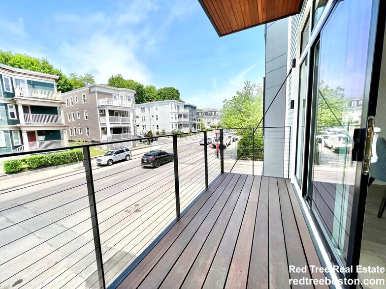 Building Photo - 142 Pleasant St