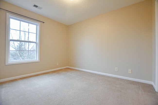 Building Photo - Pet Friendly Three Bedroom!