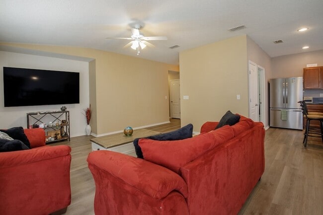 Building Photo - 2527 Eisner Dr