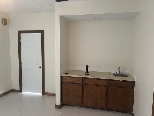 Building Photo - 8197 Royal Palm Ct
