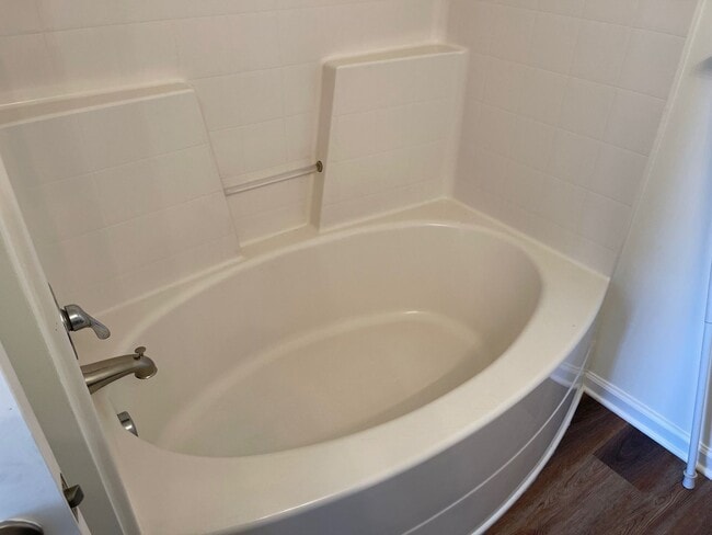 Building Photo - Spacious Duplex close to schools and shopping. Move in mid-June