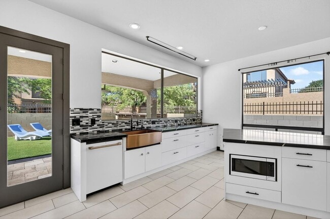 Building Photo - 6932 E Pearl St