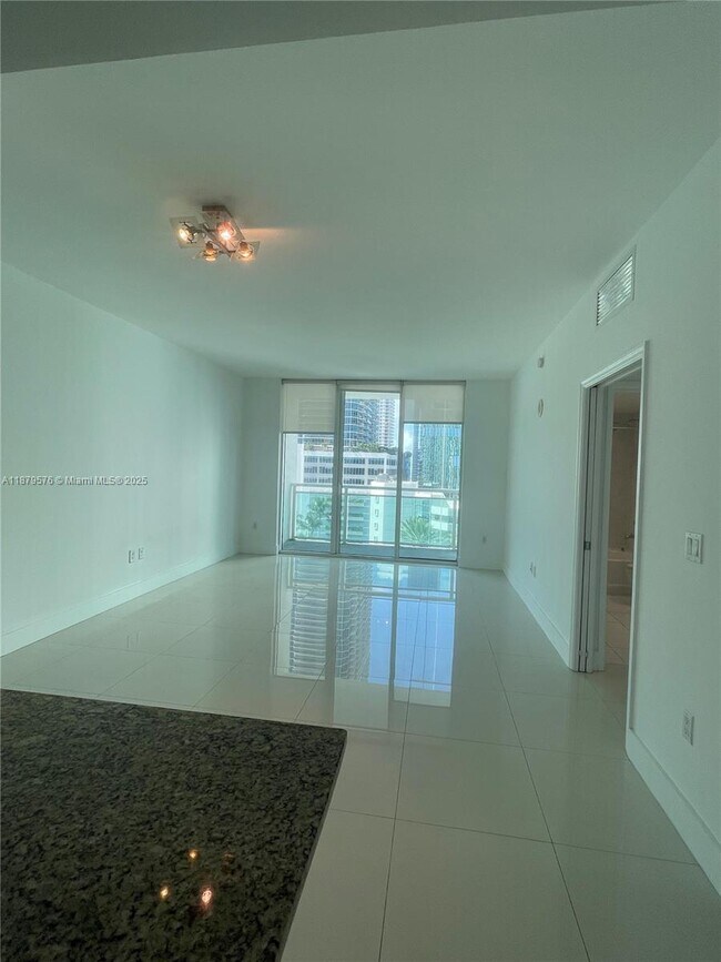 Building Photo - 950 Brickell Bay Dr