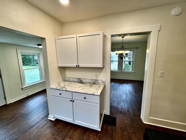 Building Photo - 604 N Park St