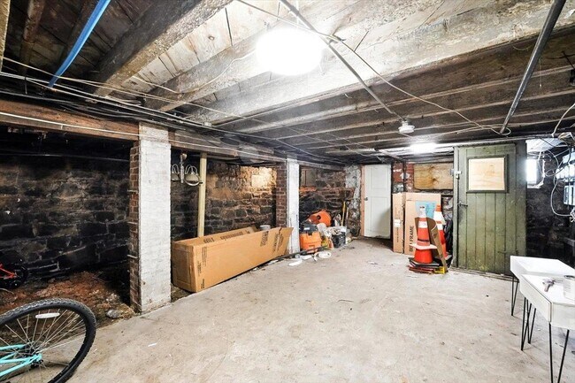 Building Photo - 122 Hutton St