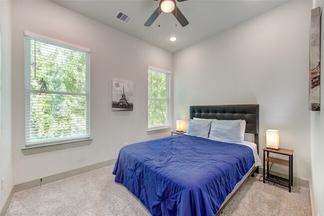 Building Photo - 2402 Bennington St