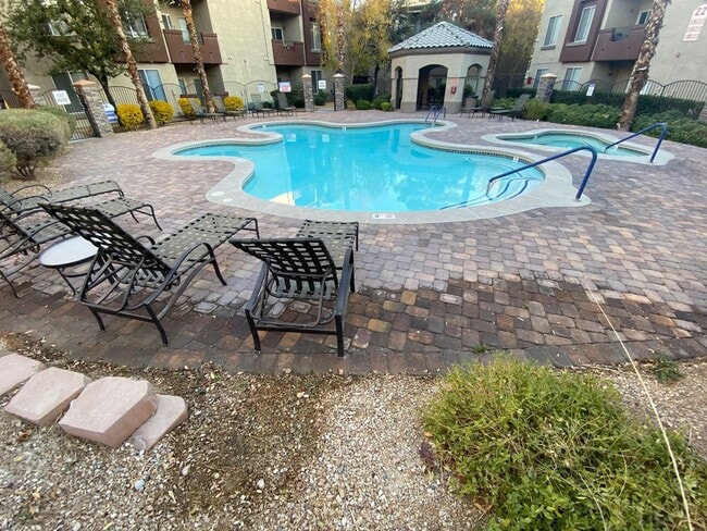 Building Photo - ADORABLE 2 BEDROOM 2 BATHROOM CONDO LOCATED IN A GATED COMMUNITY