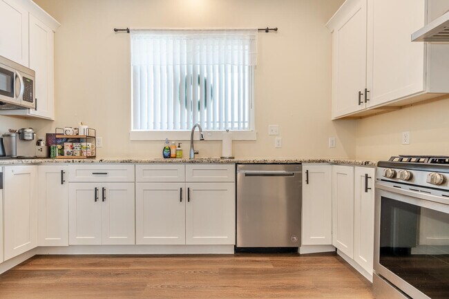 Building Photo - 409 Hideaway Ln