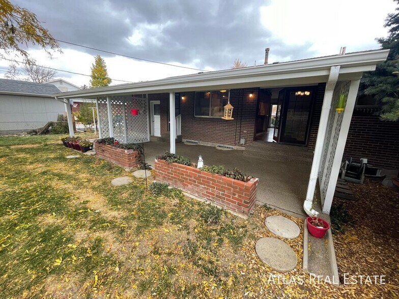 Building Photo - 640 E Easter Ave