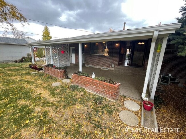 Building Photo - 640 E Easter Ave