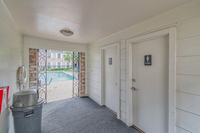 Building Photo - 351 N Post Oak Ln