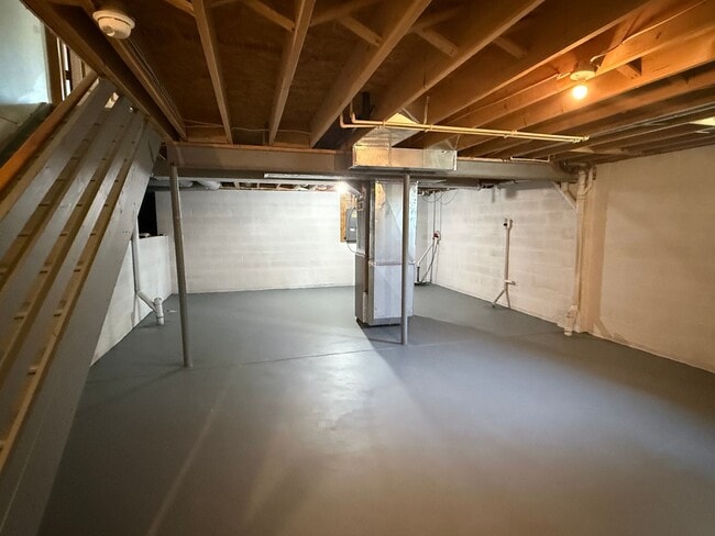 Building Photo - 4 Bedroom, 2.5 Bathroom House in Sycamore ...