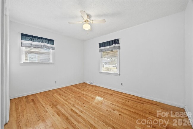 Building Photo - 1037 Stoneybrook Ln