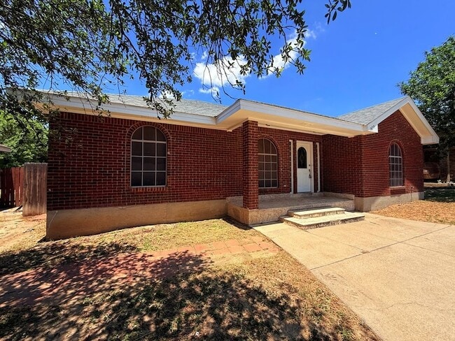 Building Photo - 1659 Champion Cir
