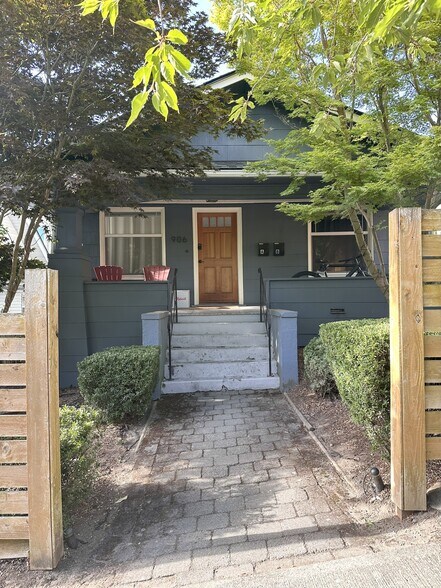 Front Entry - 906 W Howe St