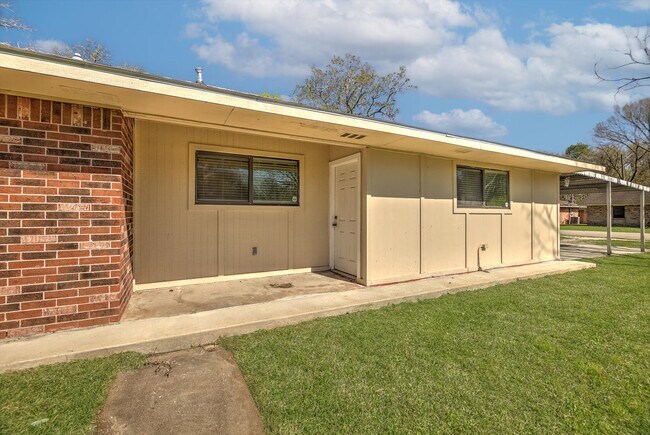 Building Photo - 501 Ladd St