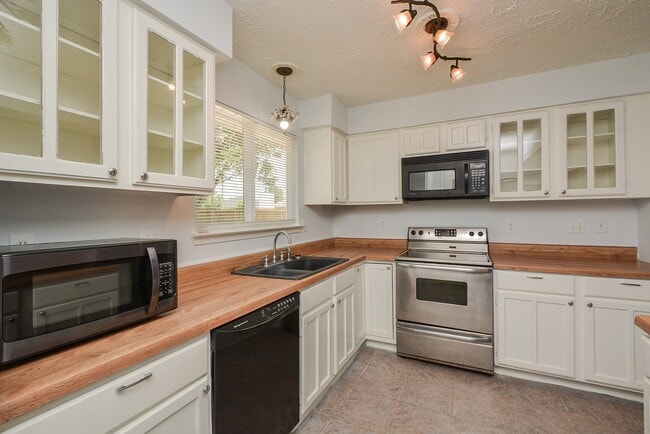 Building Photo - 15702 Timber Rock Dr