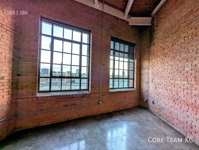 Building Photo - One bedroom loft on top floor! Great views