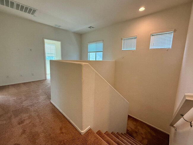 Building Photo - 3 BED 2.5 BATH SINGLE FAMILY W/ LOFT & COM...